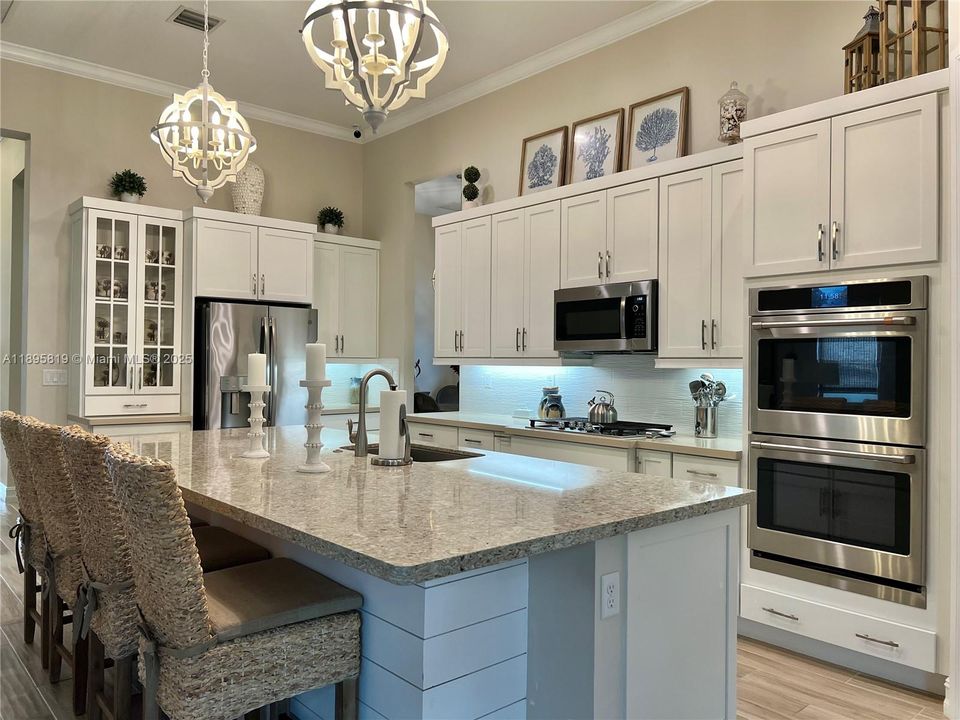 For Sale: $915,000 (2 beds, 2 baths, 2560 Square Feet)