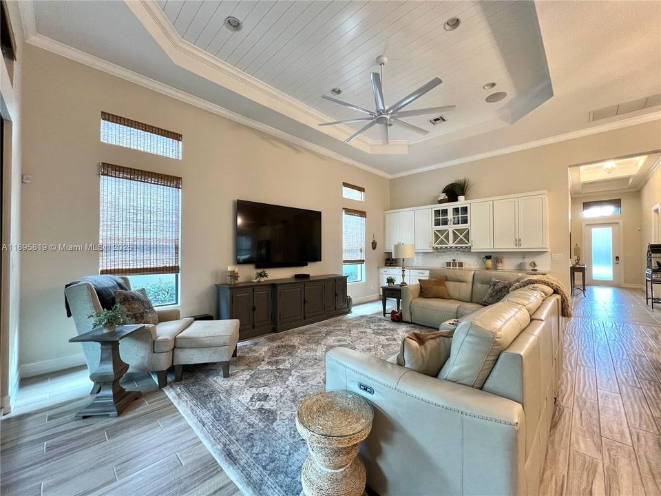 For Sale: $915,000 (2 beds, 2 baths, 2560 Square Feet)