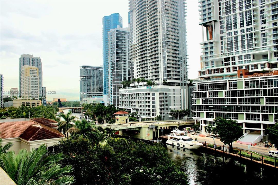 Под контрактом: $3,100 (2 спален, 2 ванн, 1246 Квадратных фут)