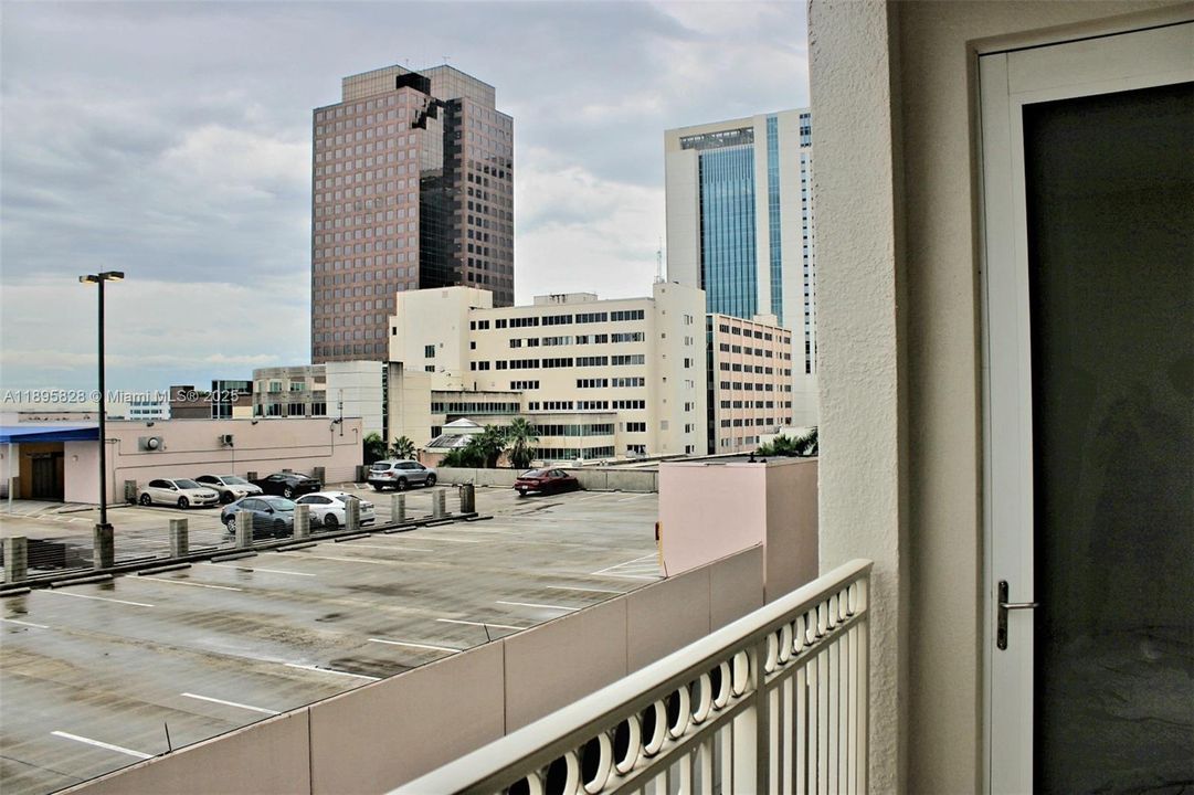 Под контрактом: $3,100 (2 спален, 2 ванн, 1246 Квадратных фут)