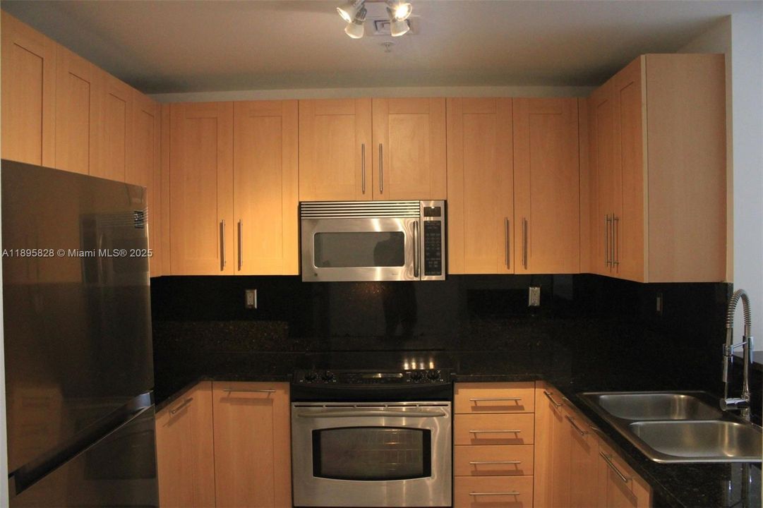 Под контрактом: $3,100 (2 спален, 2 ванн, 1246 Квадратных фут)