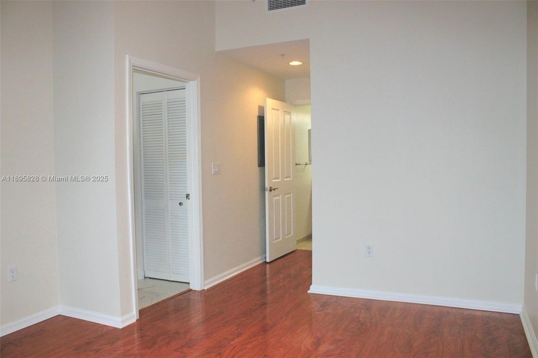 Под контрактом: $3,100 (2 спален, 2 ванн, 1246 Квадратных фут)