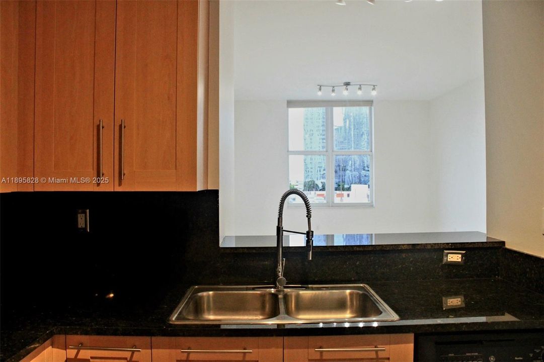 Под контрактом: $3,100 (2 спален, 2 ванн, 1246 Квадратных фут)