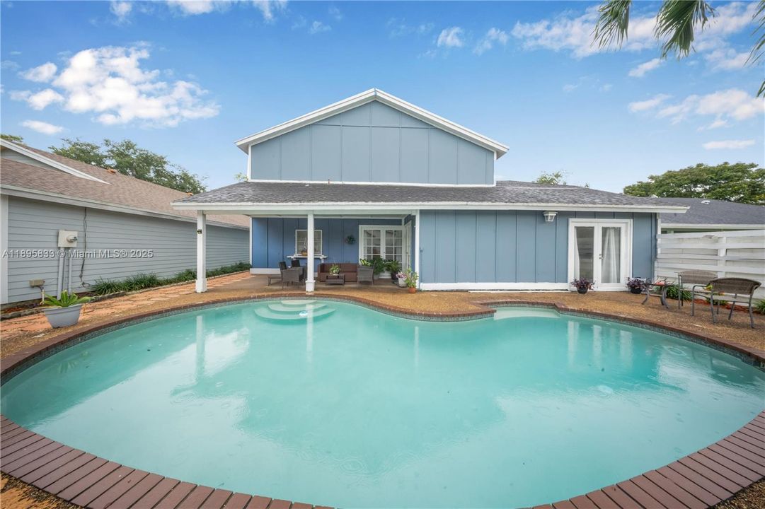 合同活跃: $550,000 (3 贝兹, 3 浴室, 1799 平方英尺)