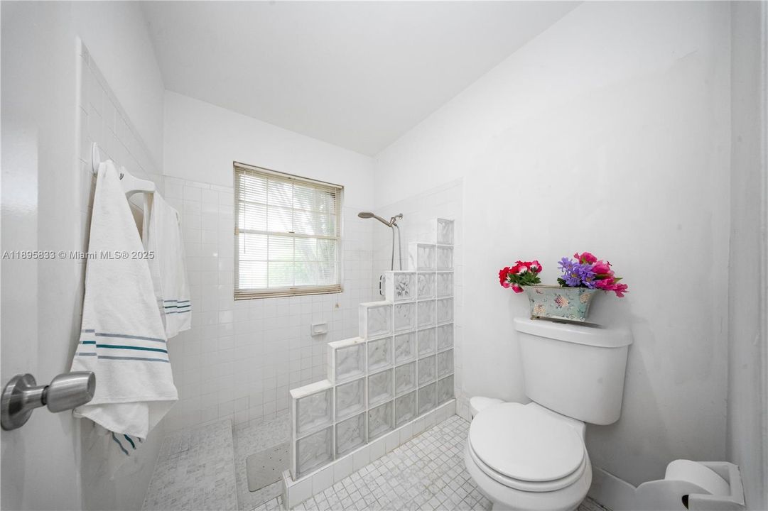 合同活跃: $550,000 (3 贝兹, 3 浴室, 1799 平方英尺)