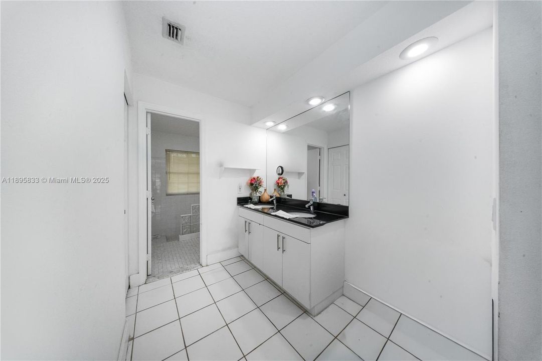 合同活跃: $550,000 (3 贝兹, 3 浴室, 1799 平方英尺)