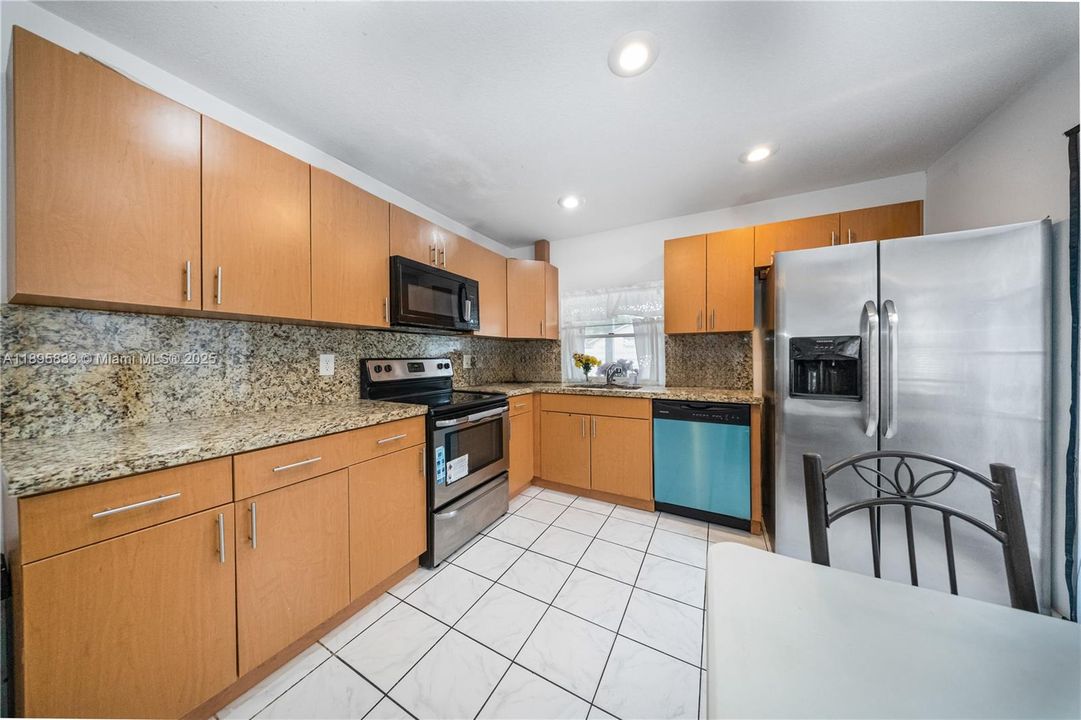 合同活跃: $550,000 (3 贝兹, 3 浴室, 1799 平方英尺)