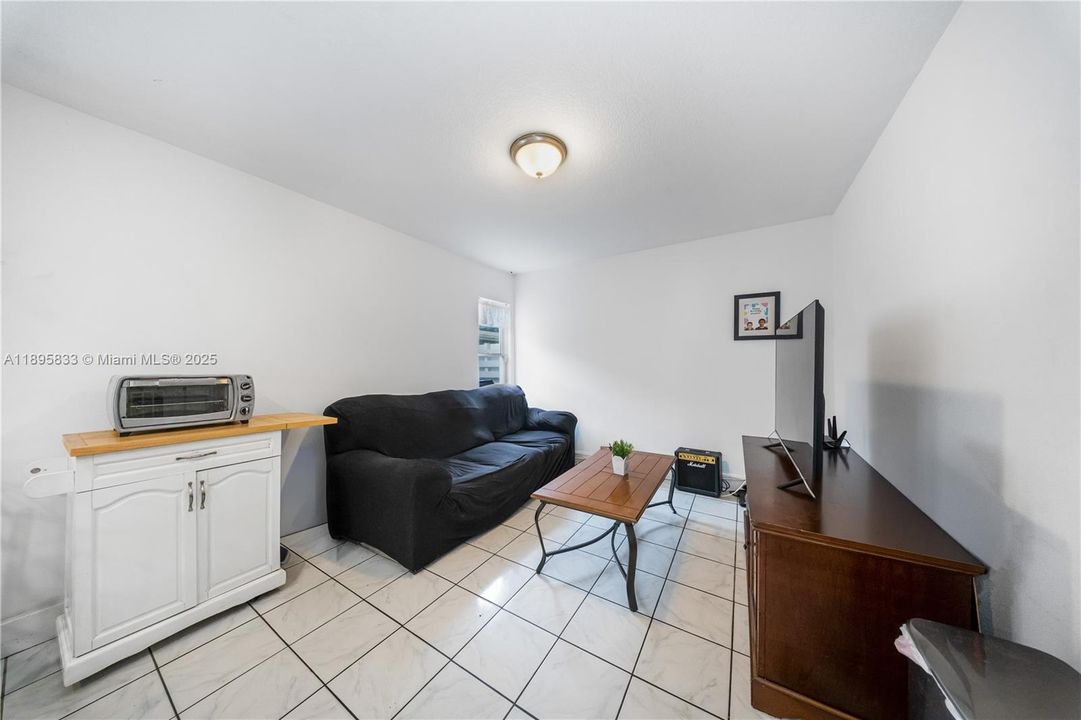 合同活跃: $550,000 (3 贝兹, 3 浴室, 1799 平方英尺)