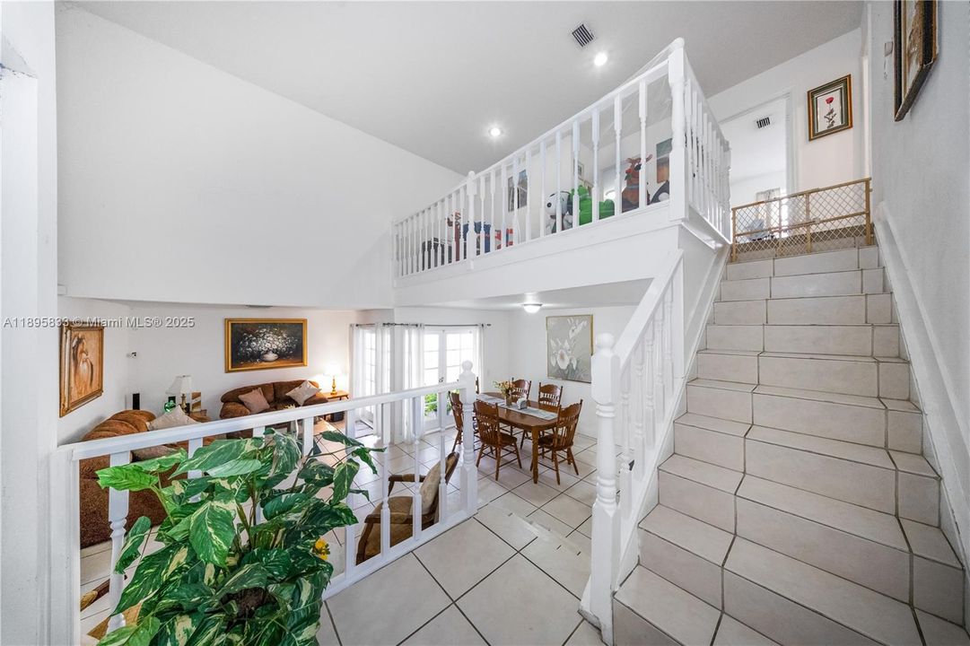 合同活跃: $550,000 (3 贝兹, 3 浴室, 1799 平方英尺)