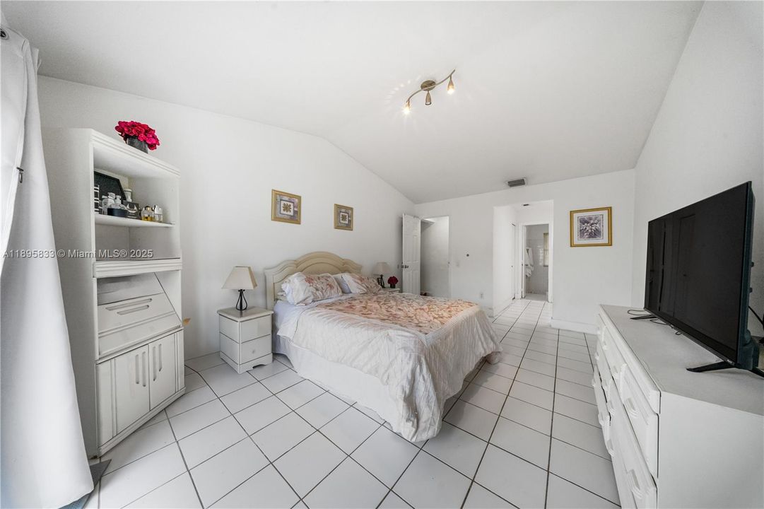 合同活跃: $550,000 (3 贝兹, 3 浴室, 1799 平方英尺)