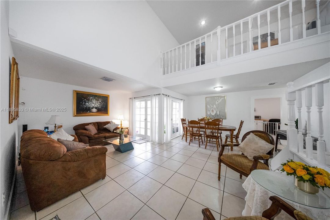 合同活跃: $550,000 (3 贝兹, 3 浴室, 1799 平方英尺)