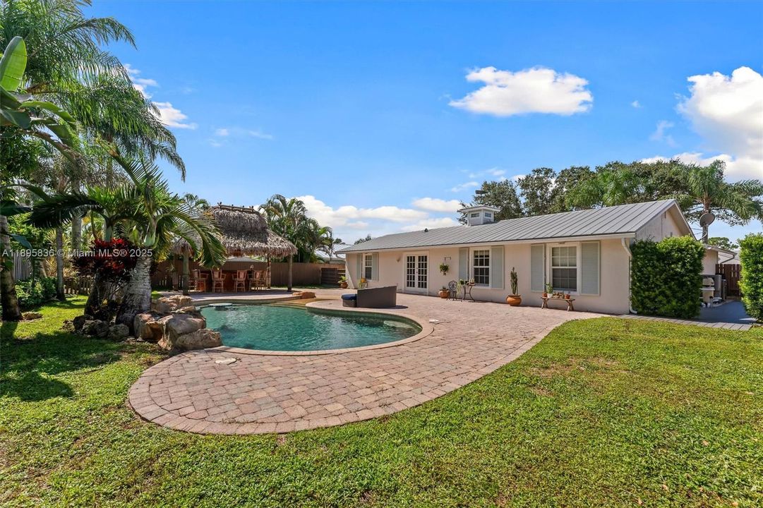 Recently Sold: $650,000 (3 beds, 2 baths, 1887 Square Feet)