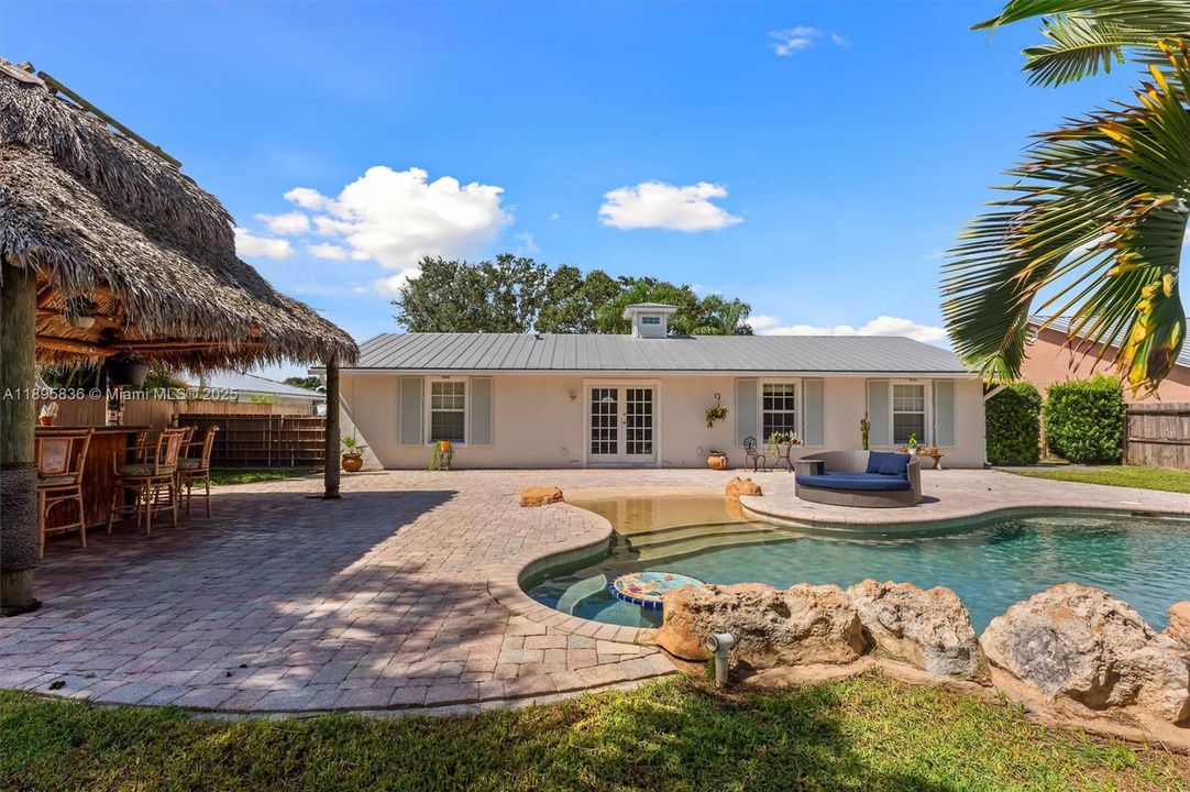 Recently Sold: $650,000 (3 beds, 2 baths, 1887 Square Feet)