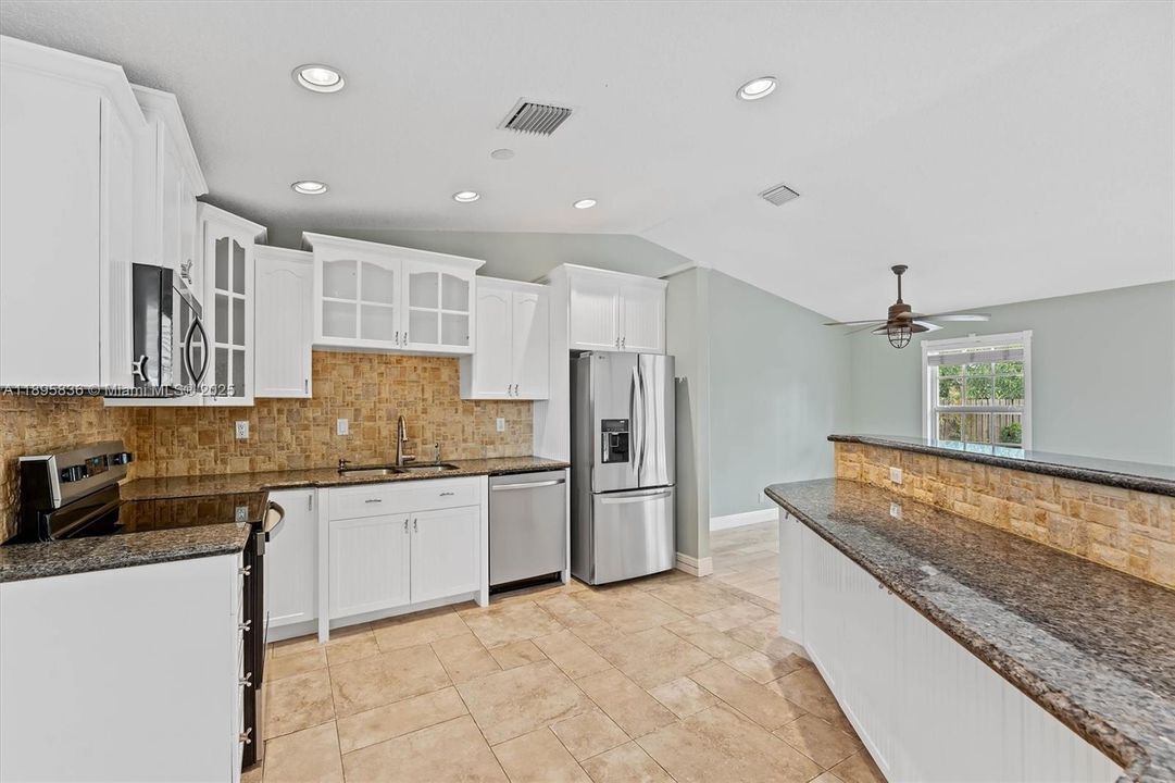 Recently Sold: $650,000 (3 beds, 2 baths, 1887 Square Feet)