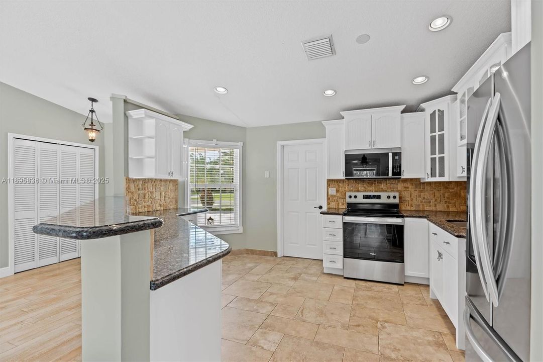 Recently Sold: $650,000 (3 beds, 2 baths, 1887 Square Feet)