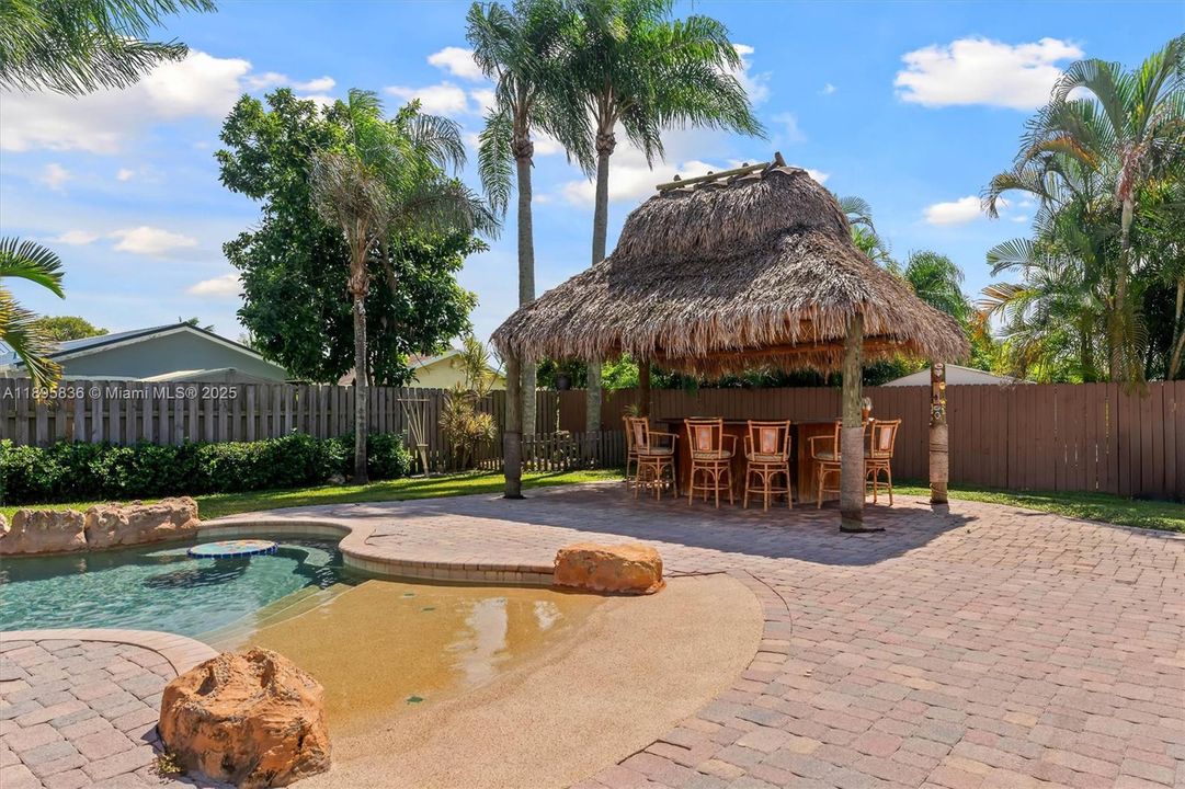 Recently Sold: $650,000 (3 beds, 2 baths, 1887 Square Feet)