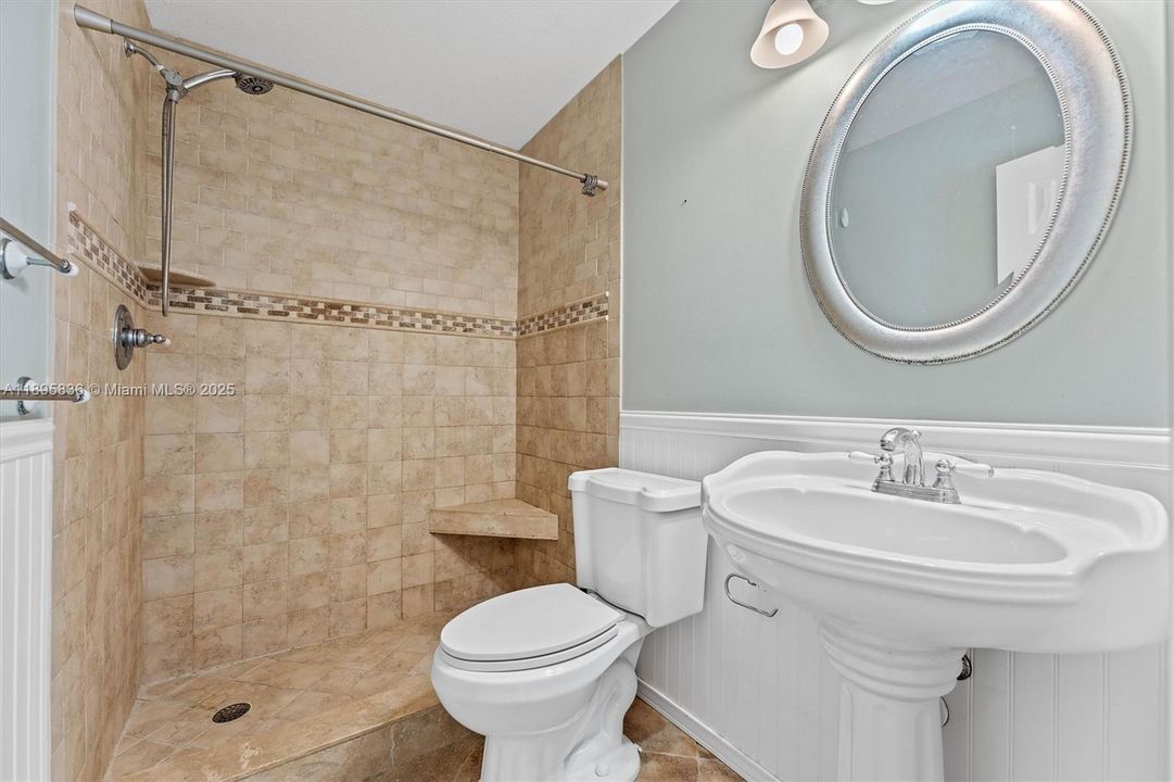 Recently Sold: $650,000 (3 beds, 2 baths, 1887 Square Feet)