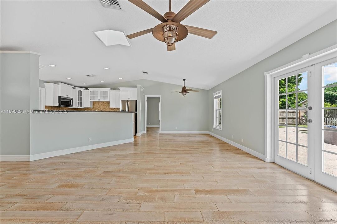 Recently Sold: $650,000 (3 beds, 2 baths, 1887 Square Feet)