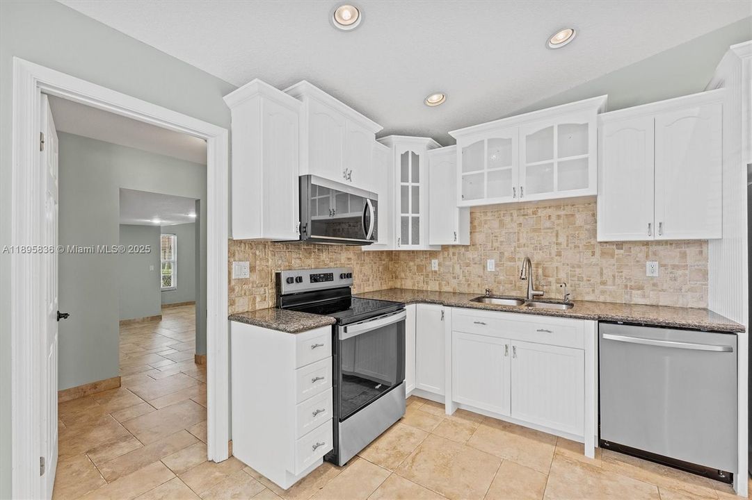 Recently Sold: $650,000 (3 beds, 2 baths, 1887 Square Feet)