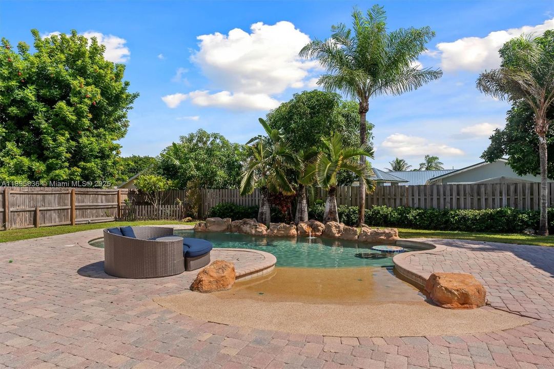 Recently Sold: $650,000 (3 beds, 2 baths, 1887 Square Feet)