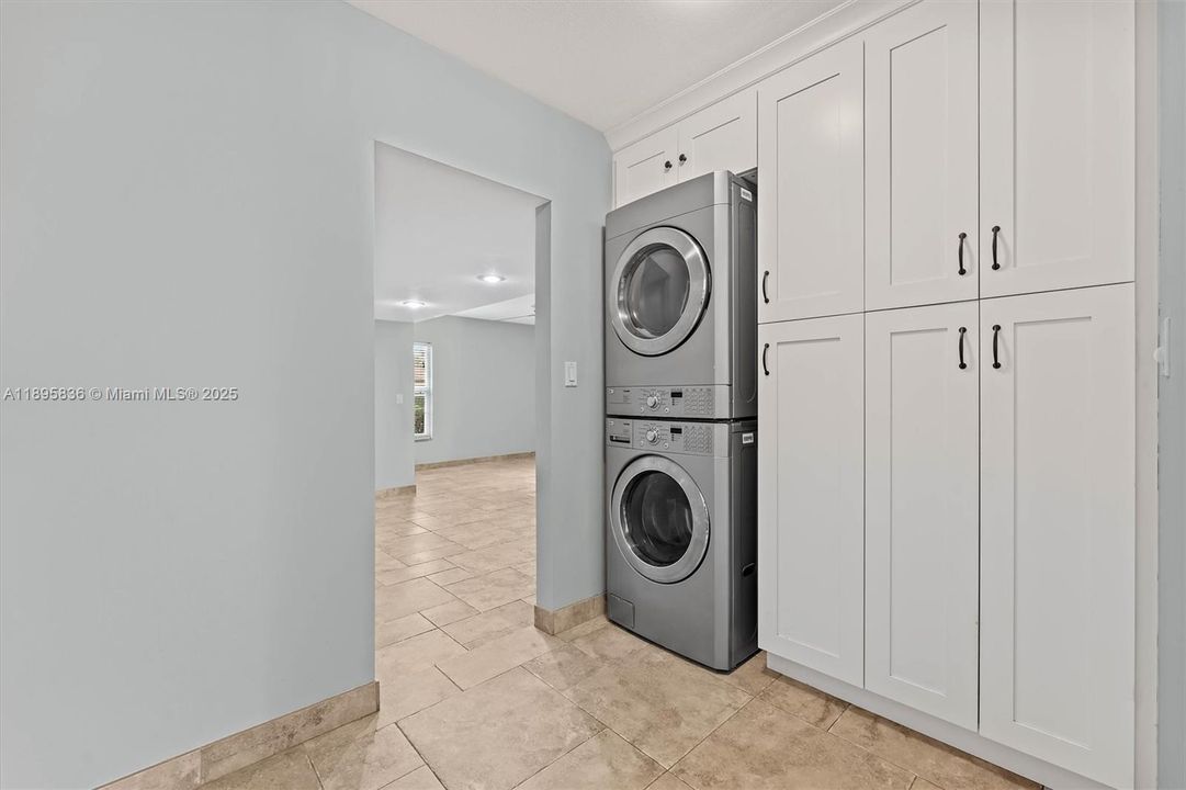 Recently Sold: $650,000 (3 beds, 2 baths, 1887 Square Feet)