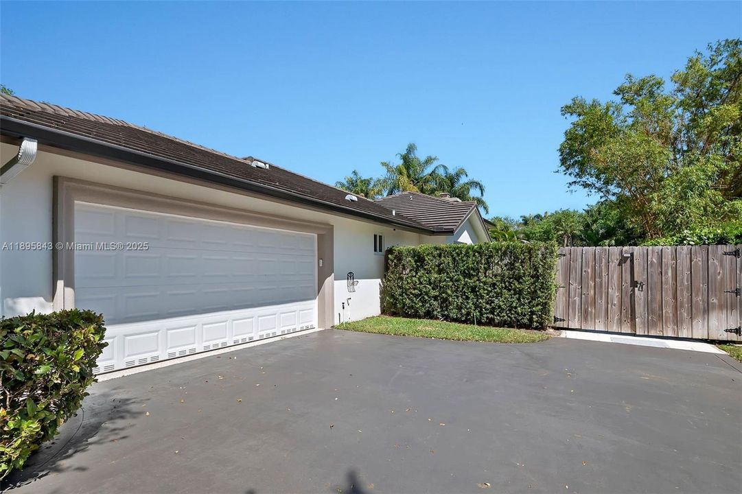 For Sale: $1,825,000 (5 beds, 4 baths, 3535 Square Feet)