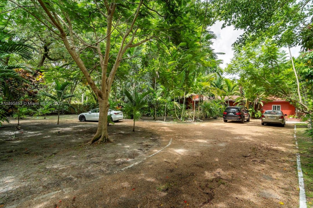 Под контрактом: $1,340,000 (4 спален, 3 ванн, 2882 Квадратных фут)