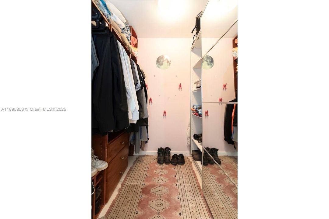 Под контрактом: $1,340,000 (4 спален, 3 ванн, 2882 Квадратных фут)