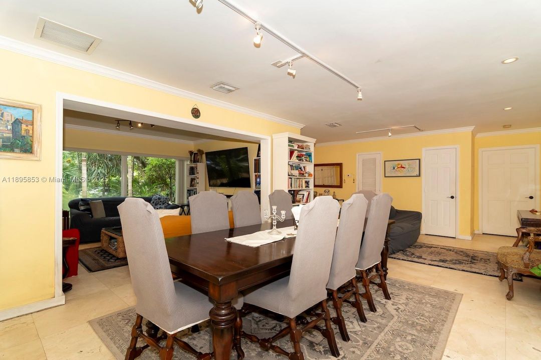 Под контрактом: $1,340,000 (4 спален, 3 ванн, 2882 Квадратных фут)