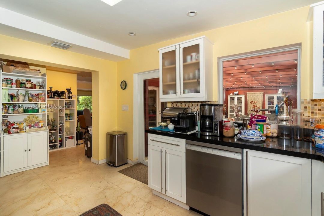 Под контрактом: $1,340,000 (4 спален, 3 ванн, 2882 Квадратных фут)