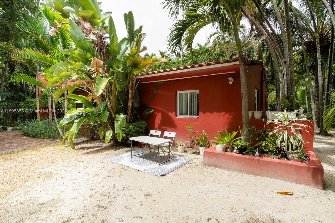 Под контрактом: $1,340,000 (4 спален, 3 ванн, 2882 Квадратных фут)