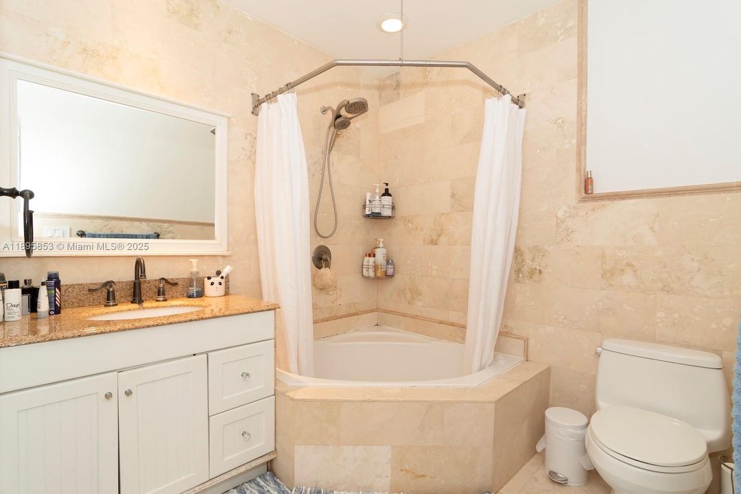 Под контрактом: $1,340,000 (4 спален, 3 ванн, 2882 Квадратных фут)