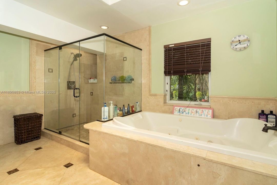 Под контрактом: $1,340,000 (4 спален, 3 ванн, 2882 Квадратных фут)