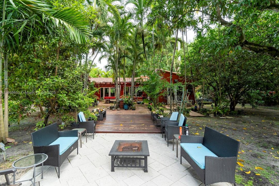 Под контрактом: $1,340,000 (4 спален, 3 ванн, 2882 Квадратных фут)