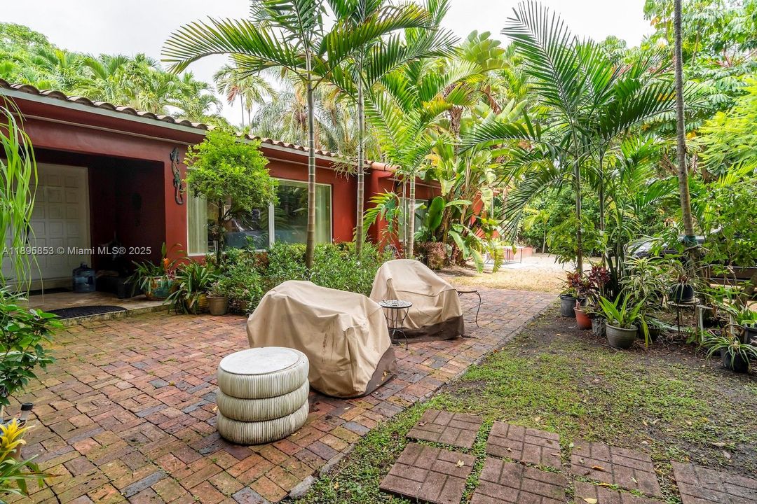 Под контрактом: $1,340,000 (4 спален, 3 ванн, 2882 Квадратных фут)