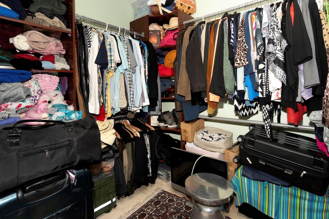 Под контрактом: $1,340,000 (4 спален, 3 ванн, 2882 Квадратных фут)