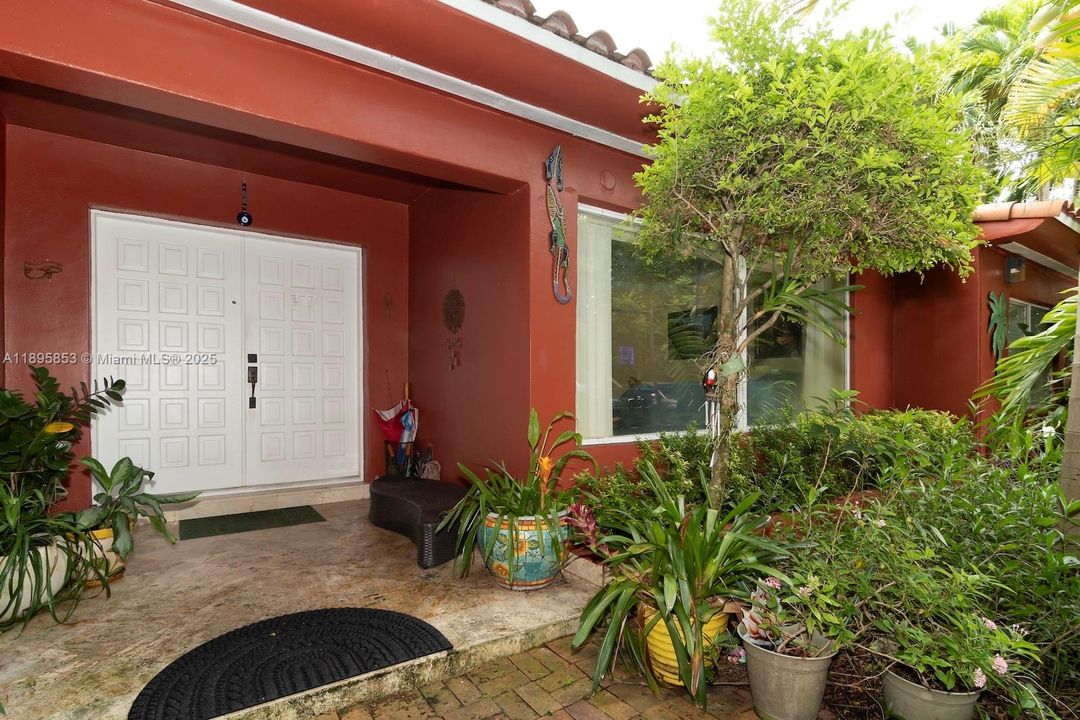 Под контрактом: $1,340,000 (4 спален, 3 ванн, 2882 Квадратных фут)