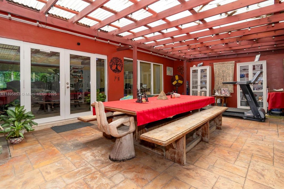 Под контрактом: $1,340,000 (4 спален, 3 ванн, 2882 Квадратных фут)