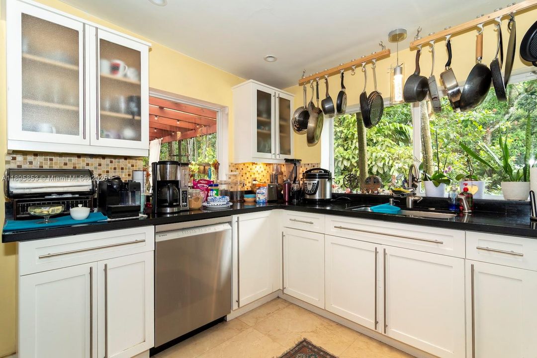 Под контрактом: $1,340,000 (4 спален, 3 ванн, 2882 Квадратных фут)