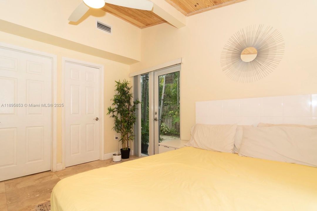 Под контрактом: $1,340,000 (4 спален, 3 ванн, 2882 Квадратных фут)