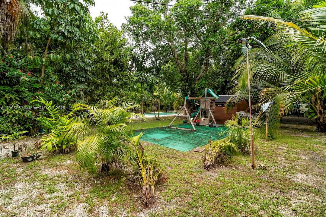 Под контрактом: $1,340,000 (4 спален, 3 ванн, 2882 Квадратных фут)