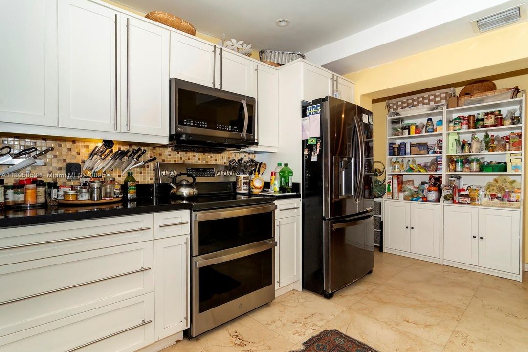 Под контрактом: $1,340,000 (4 спален, 3 ванн, 2882 Квадратных фут)