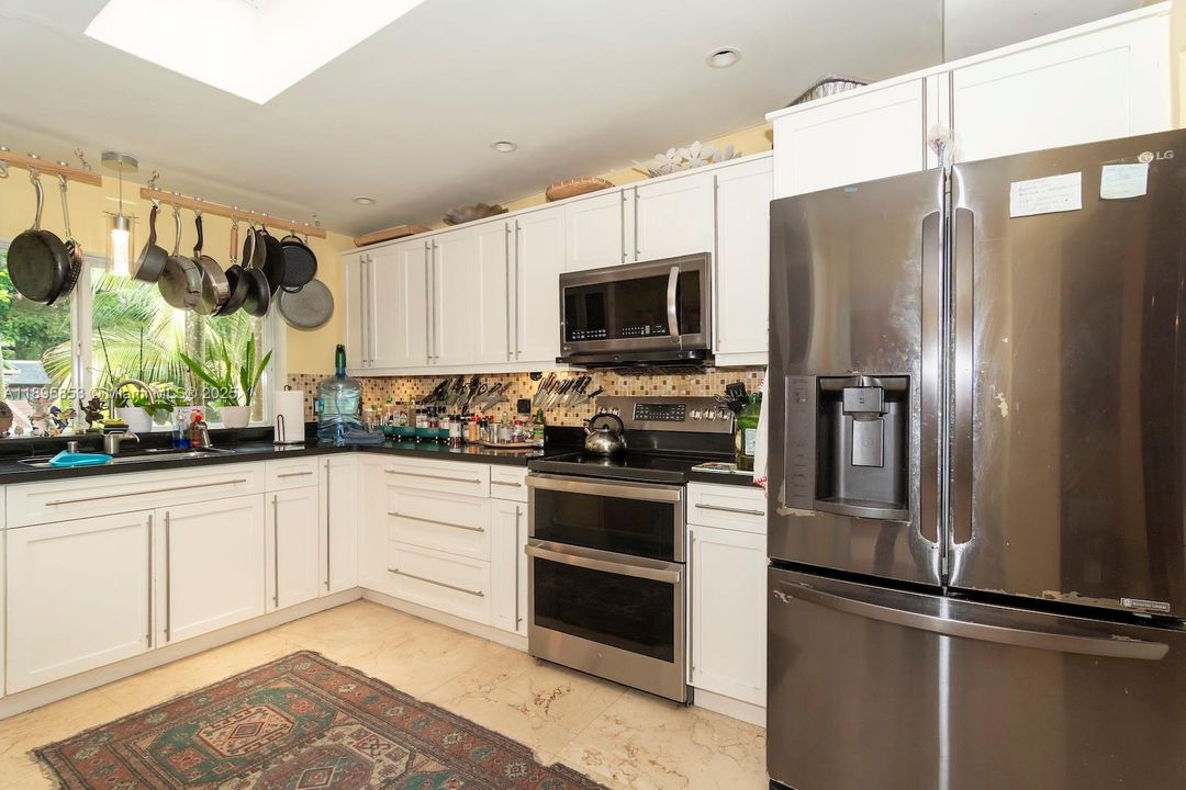 Под контрактом: $1,340,000 (4 спален, 3 ванн, 2882 Квадратных фут)