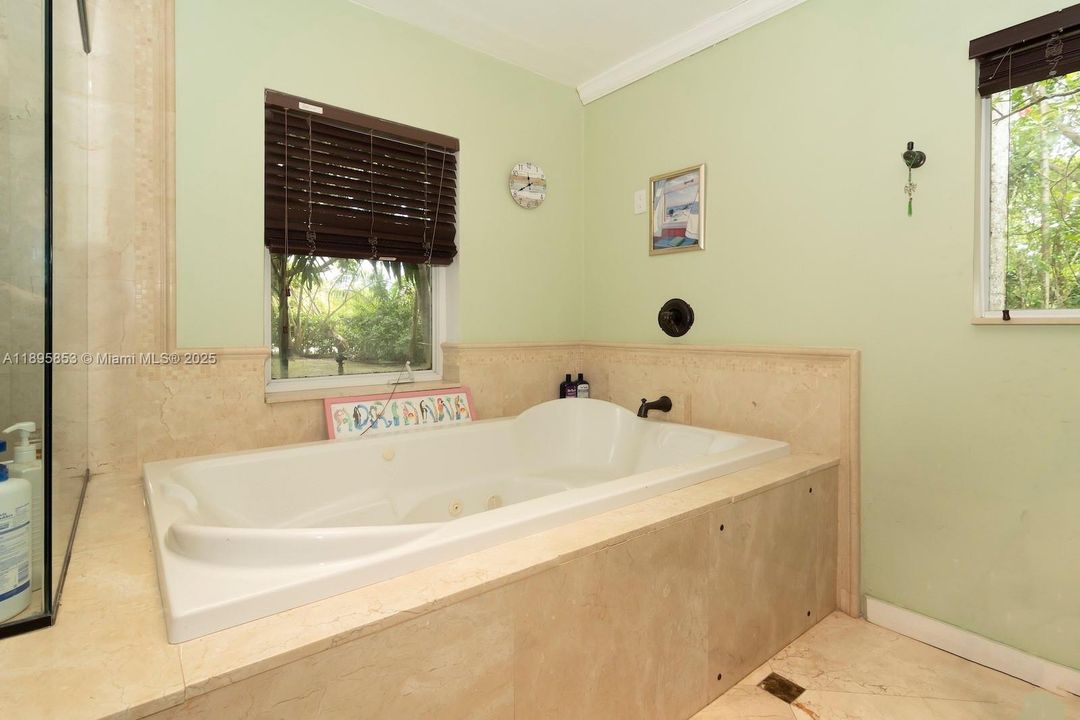 Под контрактом: $1,340,000 (4 спален, 3 ванн, 2882 Квадратных фут)