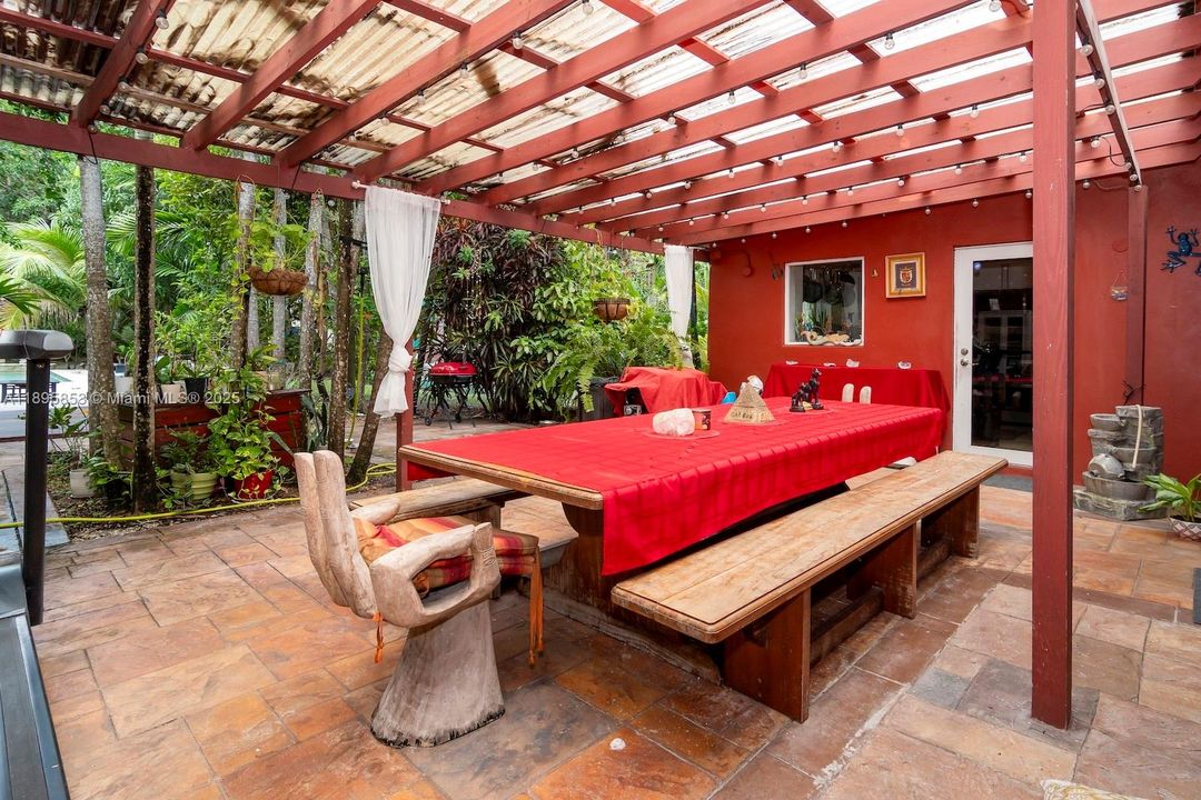 Под контрактом: $1,340,000 (4 спален, 3 ванн, 2882 Квадратных фут)