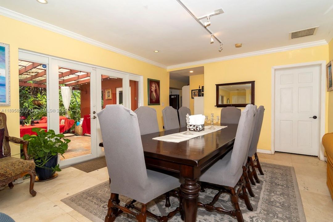 Под контрактом: $1,340,000 (4 спален, 3 ванн, 2882 Квадратных фут)