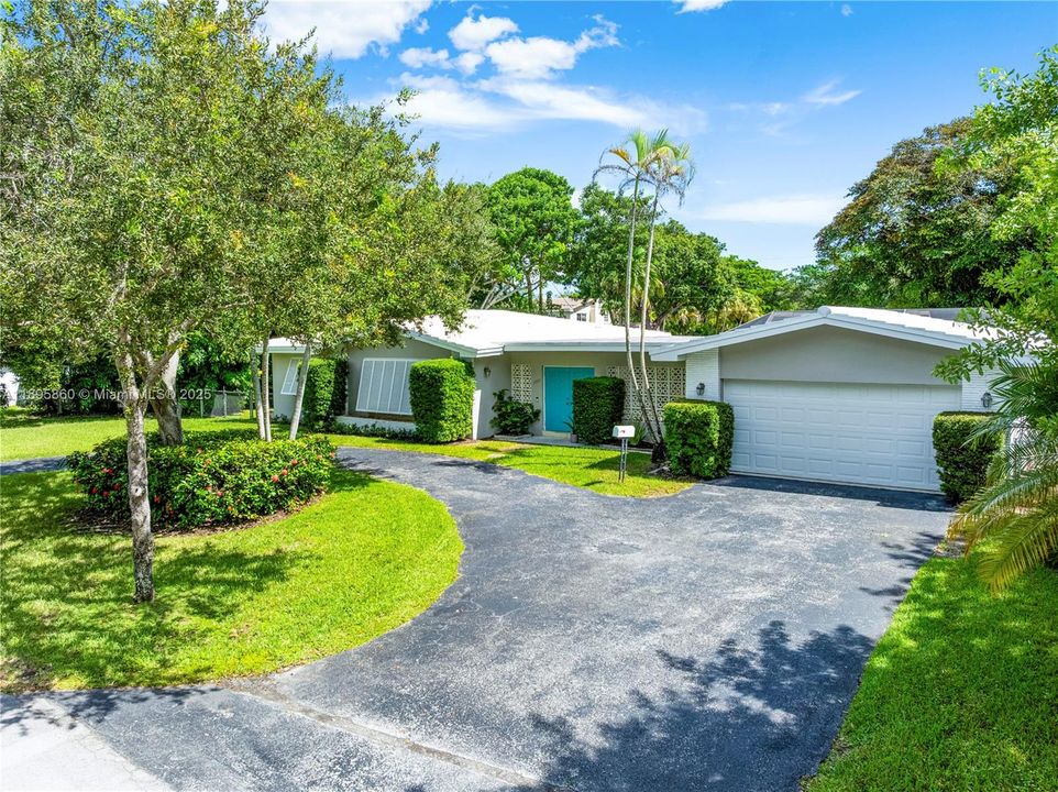 Active With Contract: $979,000 (3 beds, 2 baths, 1592 Square Feet)