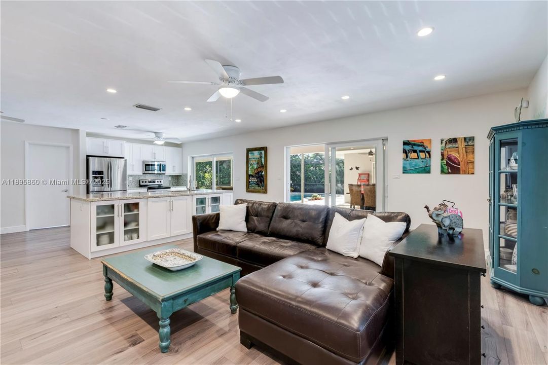 Active With Contract: $979,000 (3 beds, 2 baths, 1592 Square Feet)