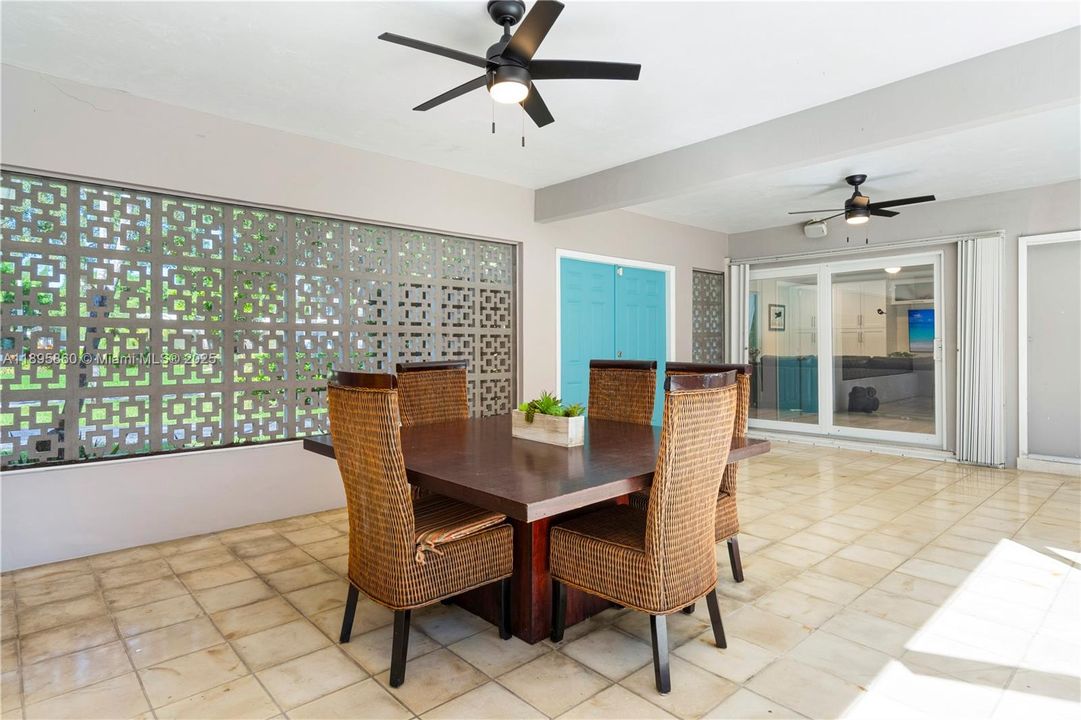 Active With Contract: $979,000 (3 beds, 2 baths, 1592 Square Feet)