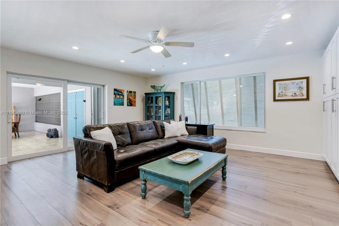 Active With Contract: $979,000 (3 beds, 2 baths, 1592 Square Feet)